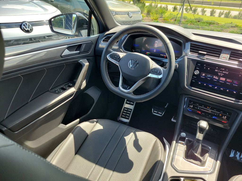 2023 Volkswagen Tiguan SE R-LINE BLACK - Photo 11