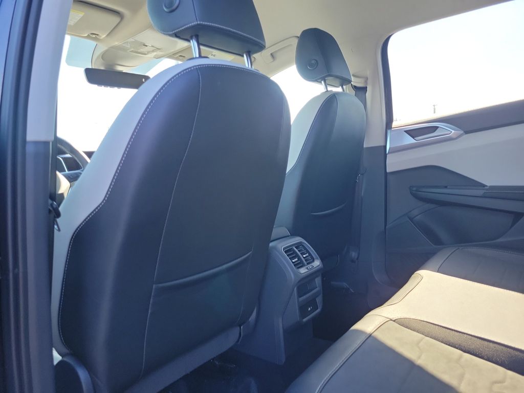 2025 Volkswagen Taos SE - Photo 12