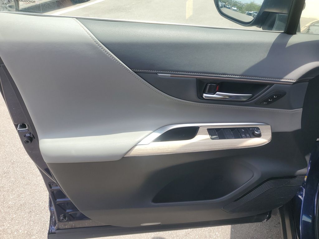 2023 Toyota Venza Limited - Photo 13