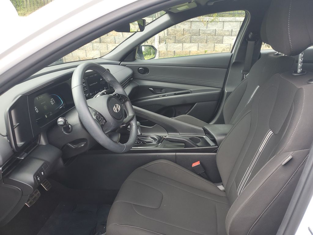 2025 Hyundai Elantra SEL - Photo 14