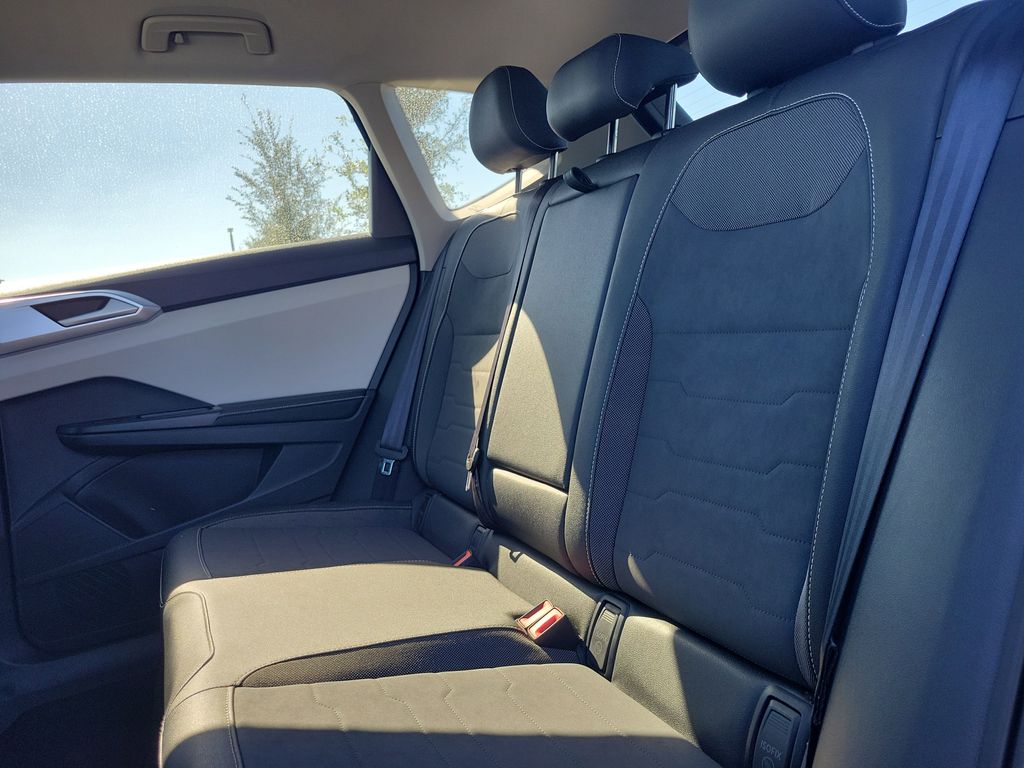 2025 Volkswagen Taos SE - Photo 11