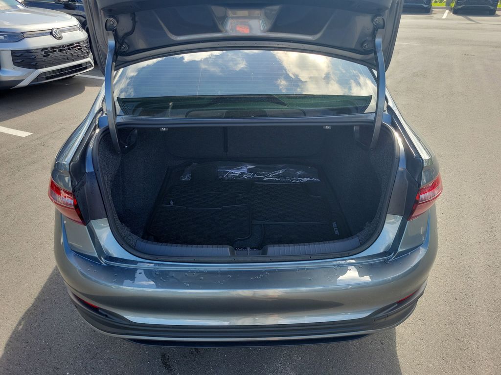 2024 Volkswagen Jetta SE - Photo 10