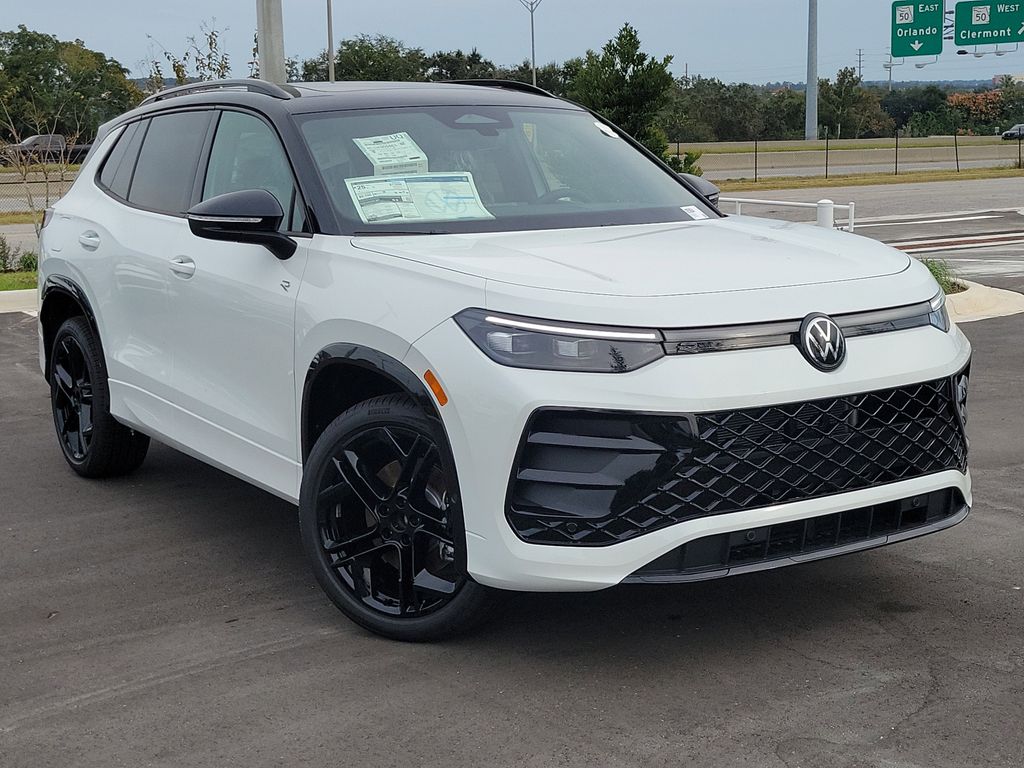 2025 Volkswagen Tiguan SE R-LINE BLACK's photo