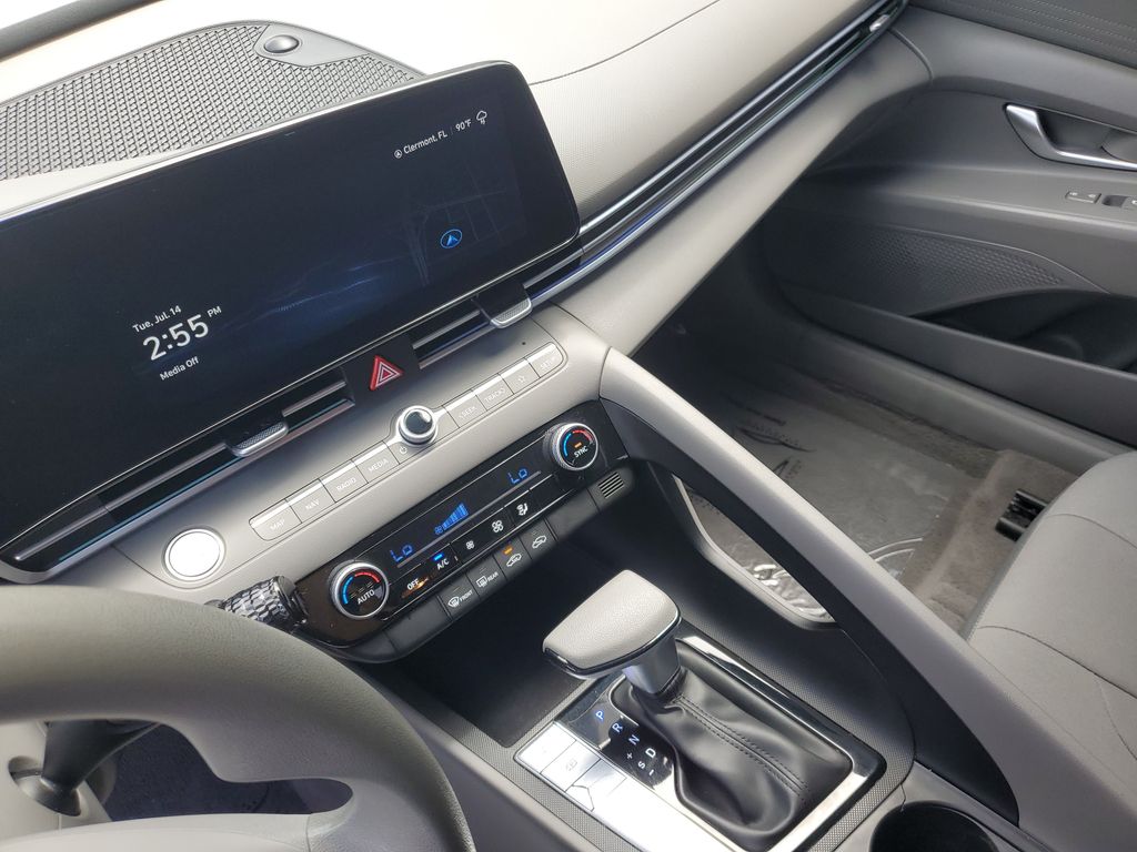 2024 Hyundai Elantra SEL - Photo 19