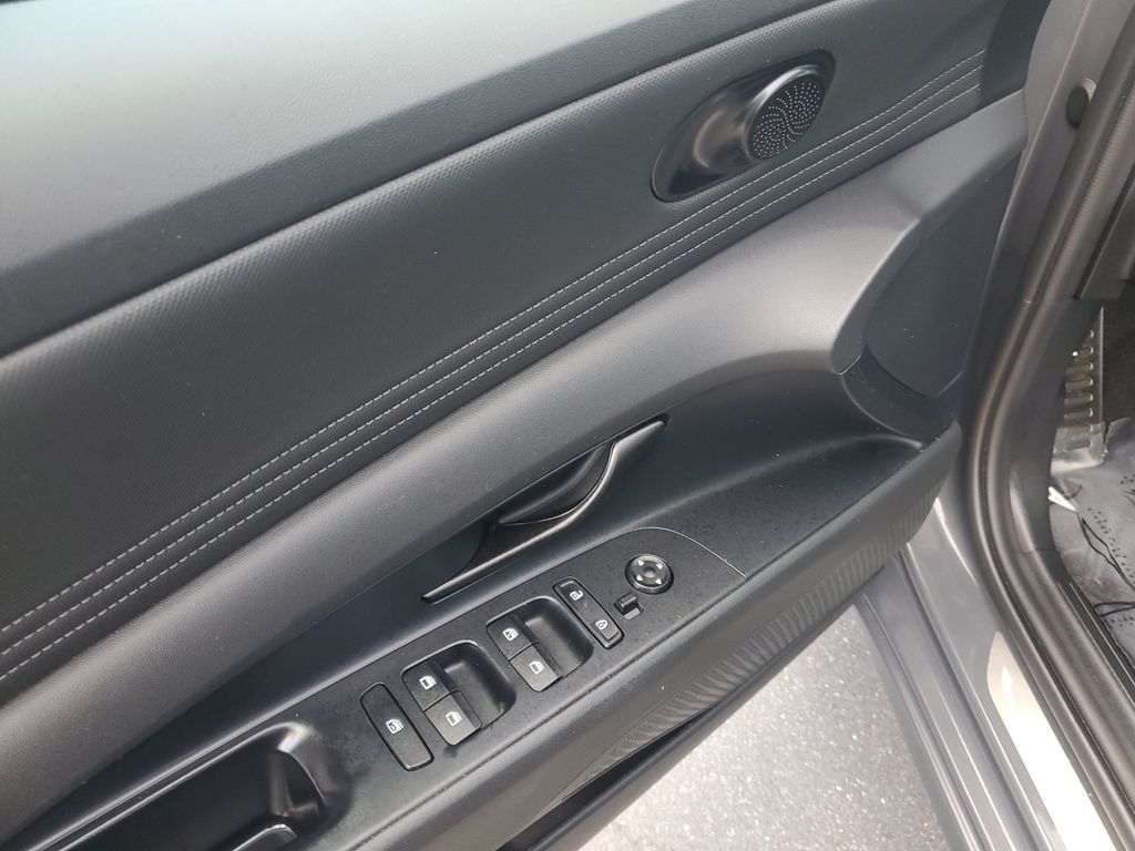 2025 Hyundai Elantra SEL - Photo 12
