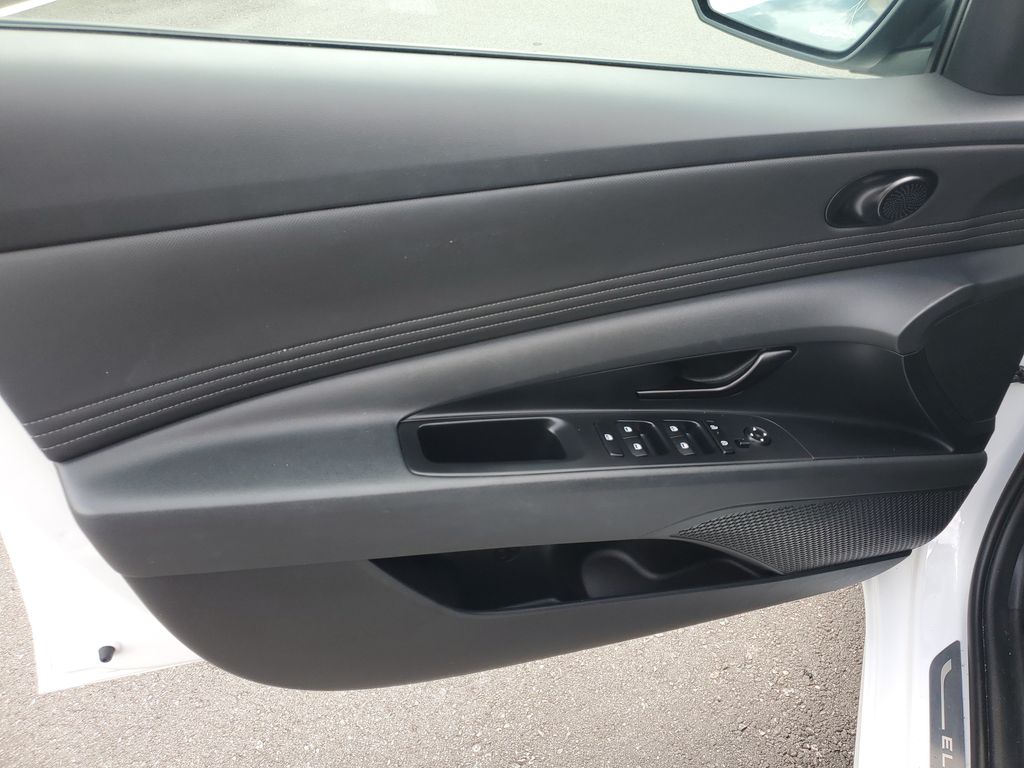 2025 Hyundai Elantra SEL - Photo 12