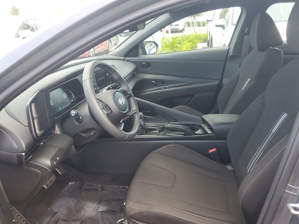 2025 Hyundai Elantra SEL - Photo 14