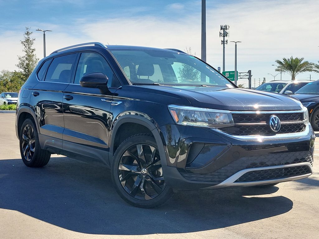 2022 Volkswagen Taos SE's photo