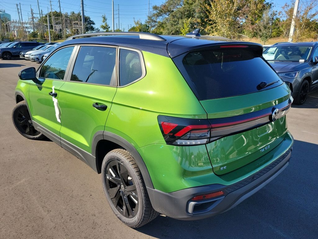 New 2025 Volkswagen Taos 1.5T SE Black SUV