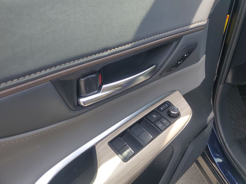 2023 Toyota Venza Limited - Photo 14