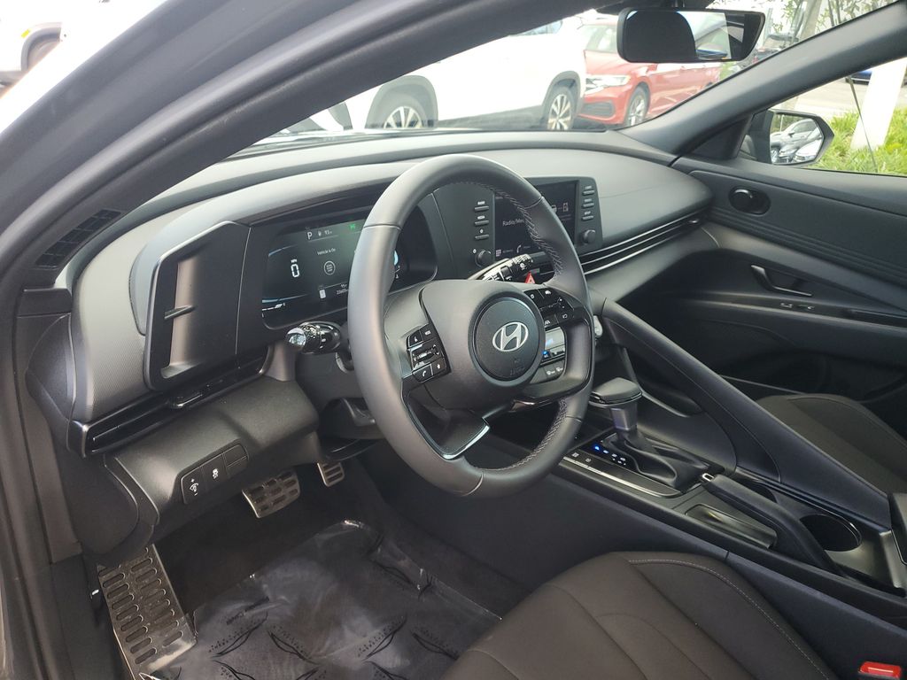 2025 Hyundai Elantra SEL - Photo 13