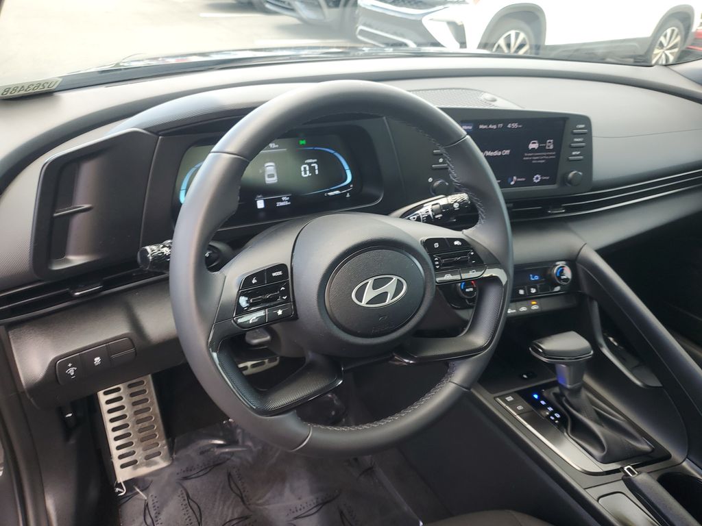 2025 Hyundai Elantra SEL - Photo 15