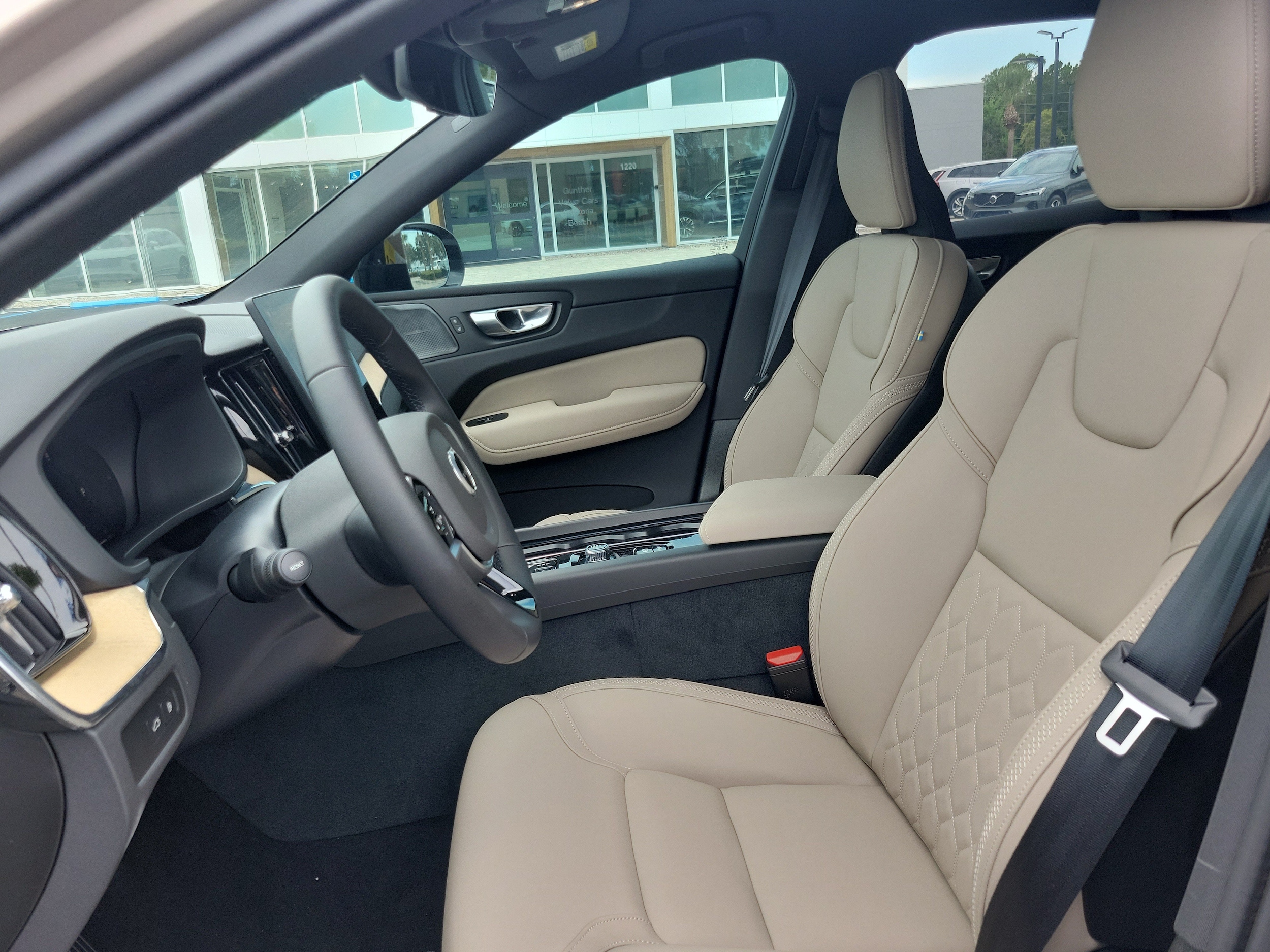 2026 Volvo XC60 Plus - Photo 15