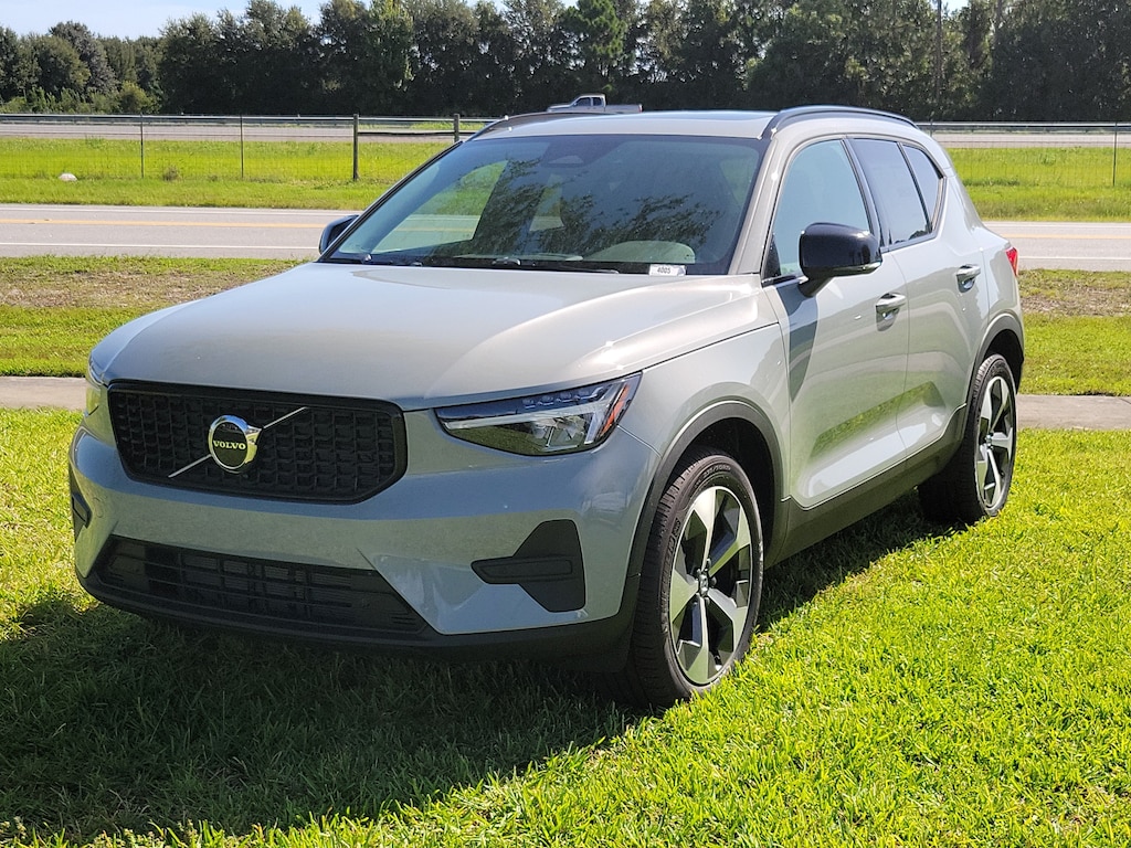 New 2026 Volvo XC40 B5 Core SUV