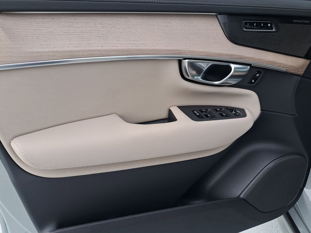 2026 Volvo XC90 Plus - Photo 18