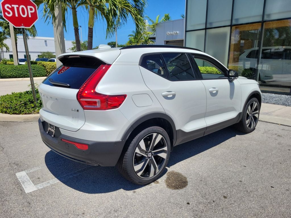 New 2026 Volvo XC40 B5 Ultra SUV