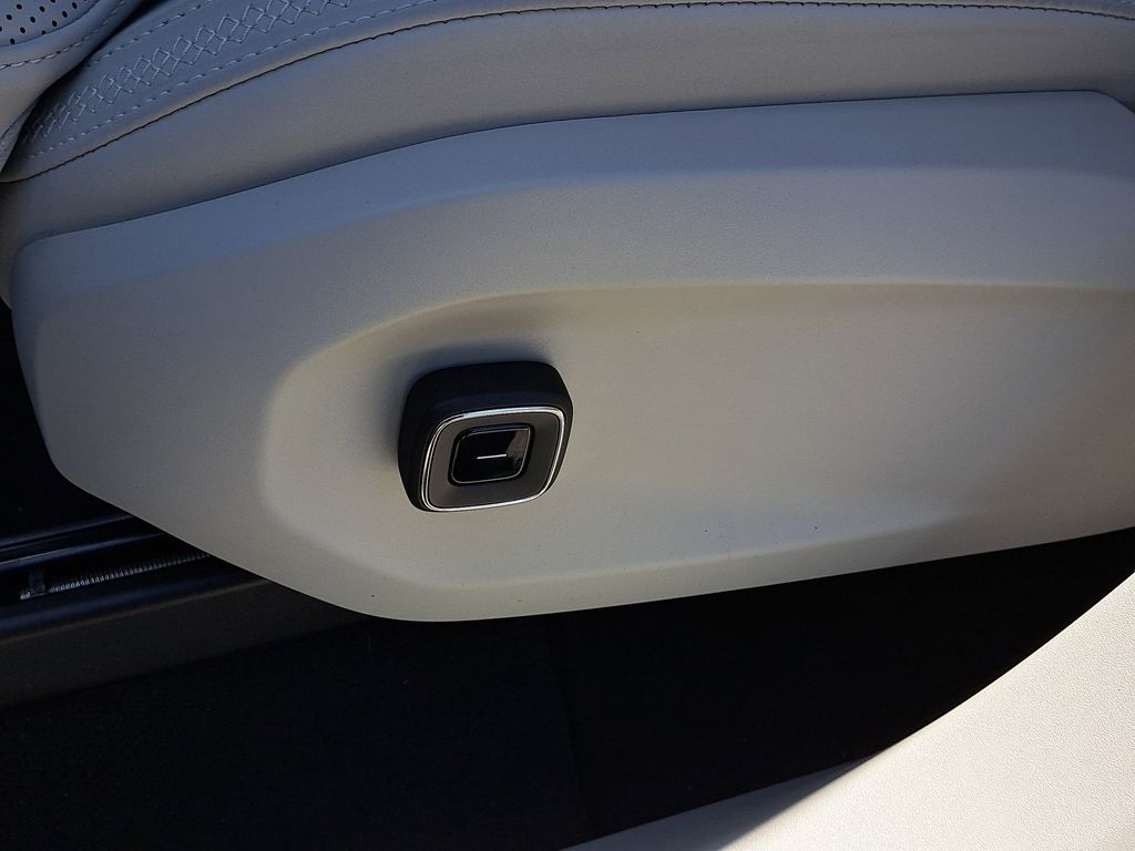 2025 Volvo EX90 Ultra - Photo 22