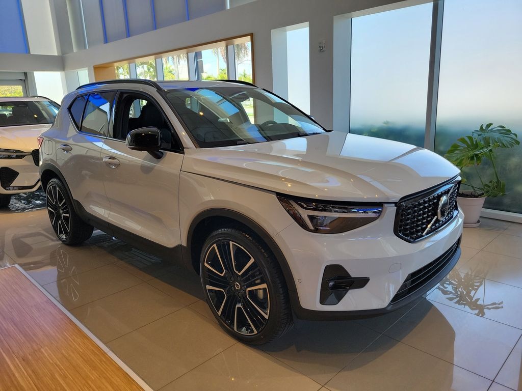 New 2026 Volvo XC40 B5 Ultra SUV