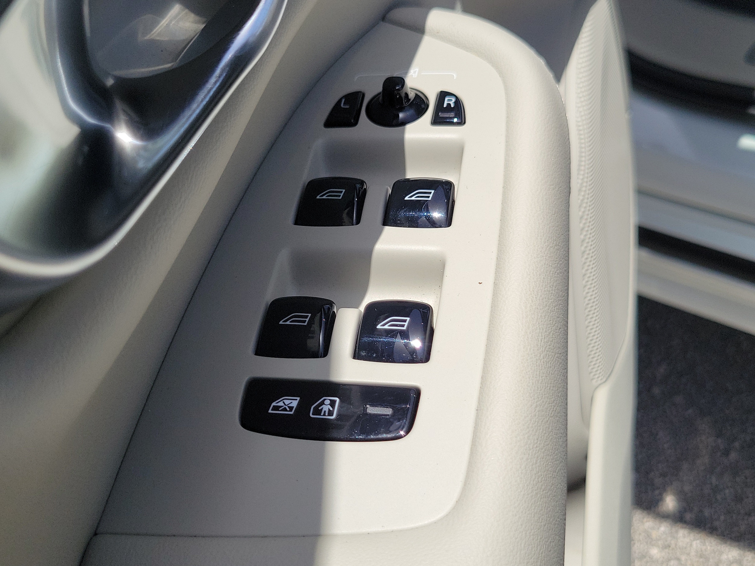 2025 Volvo XC90 Plus - Photo 19