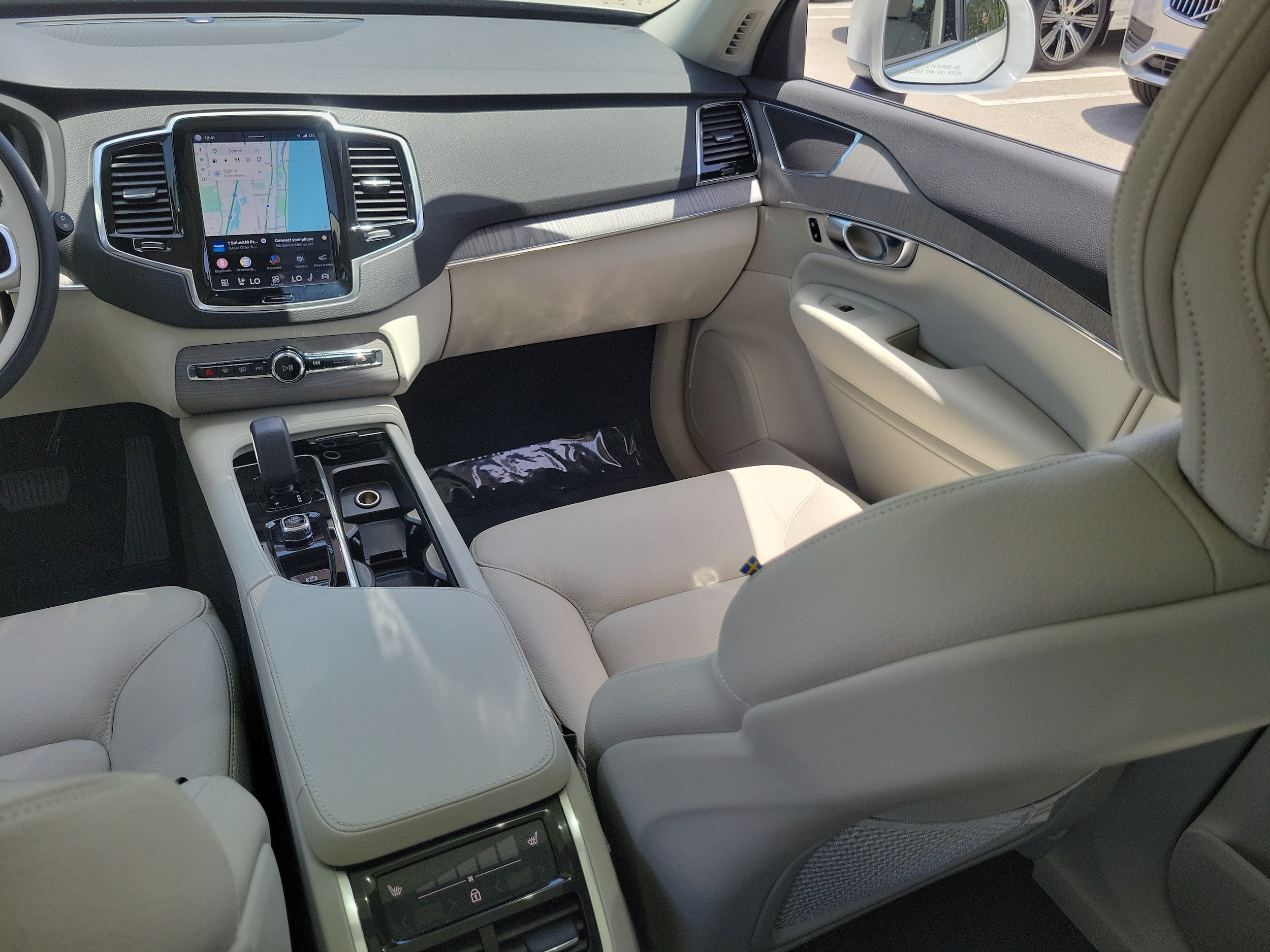 2025 Volvo XC90 Plus - Photo 17
