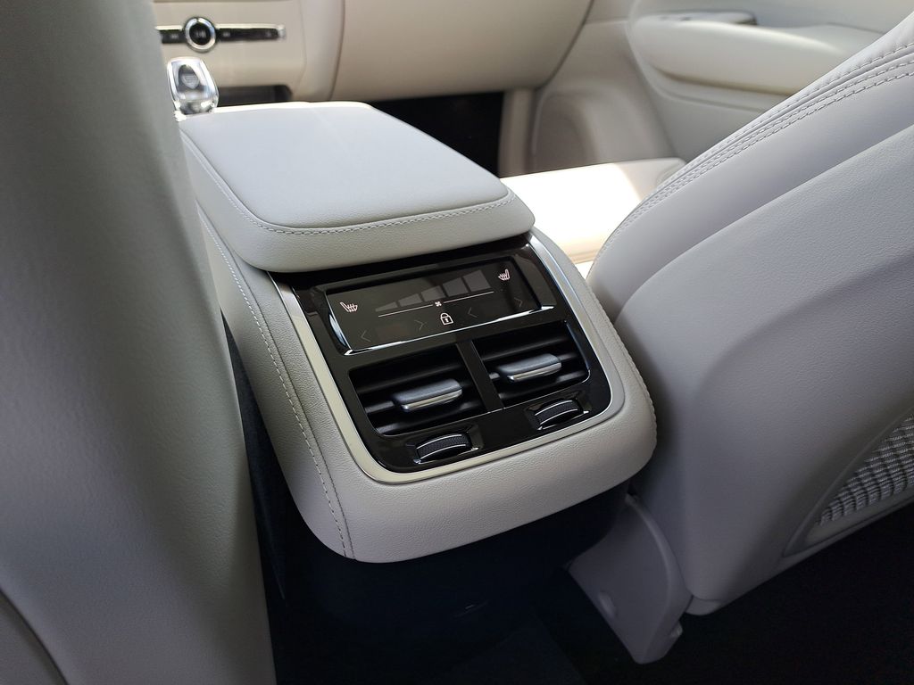 2026 Volvo XC90 Ultra - Photo 16