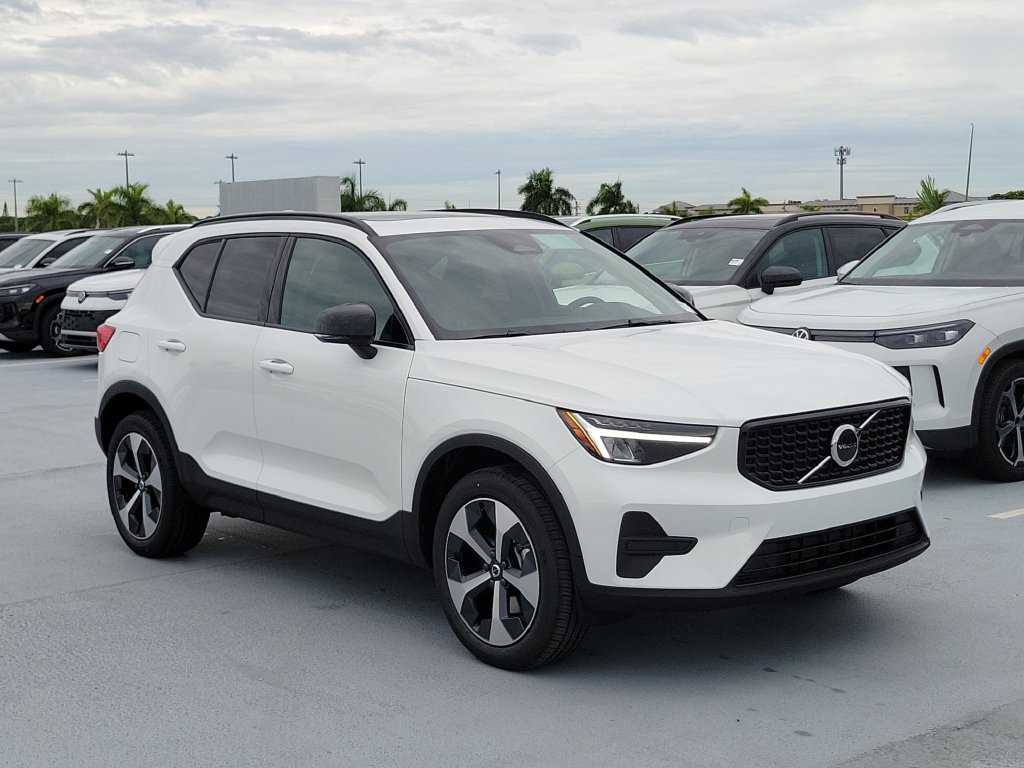 2026 Volvo XC40 Core