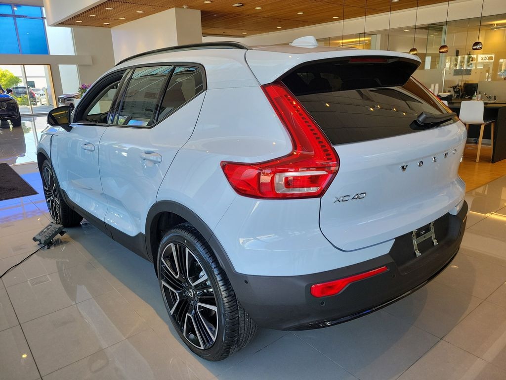 New 2026 Volvo XC40 B5 Ultra SUV