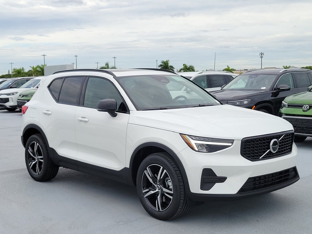 2026 Volvo XC40 Core