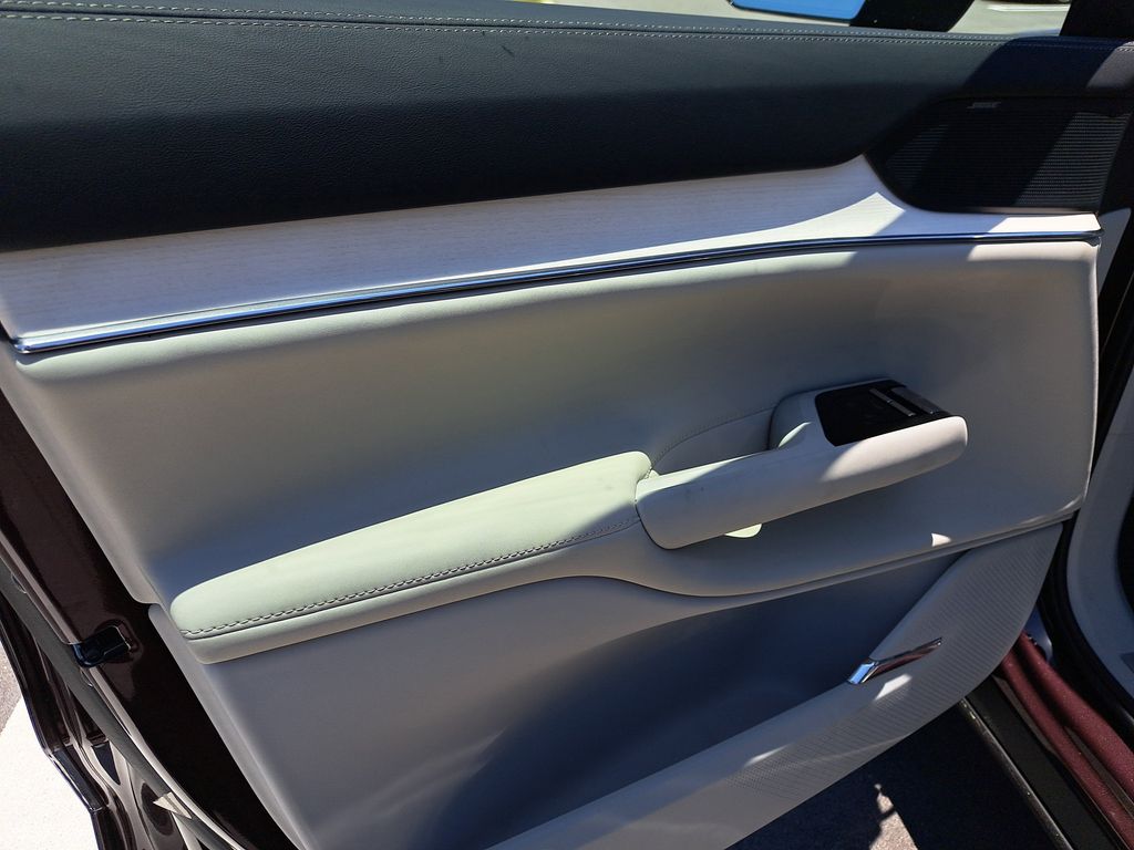 2025 Volvo EX90 Ultra - Photo 17