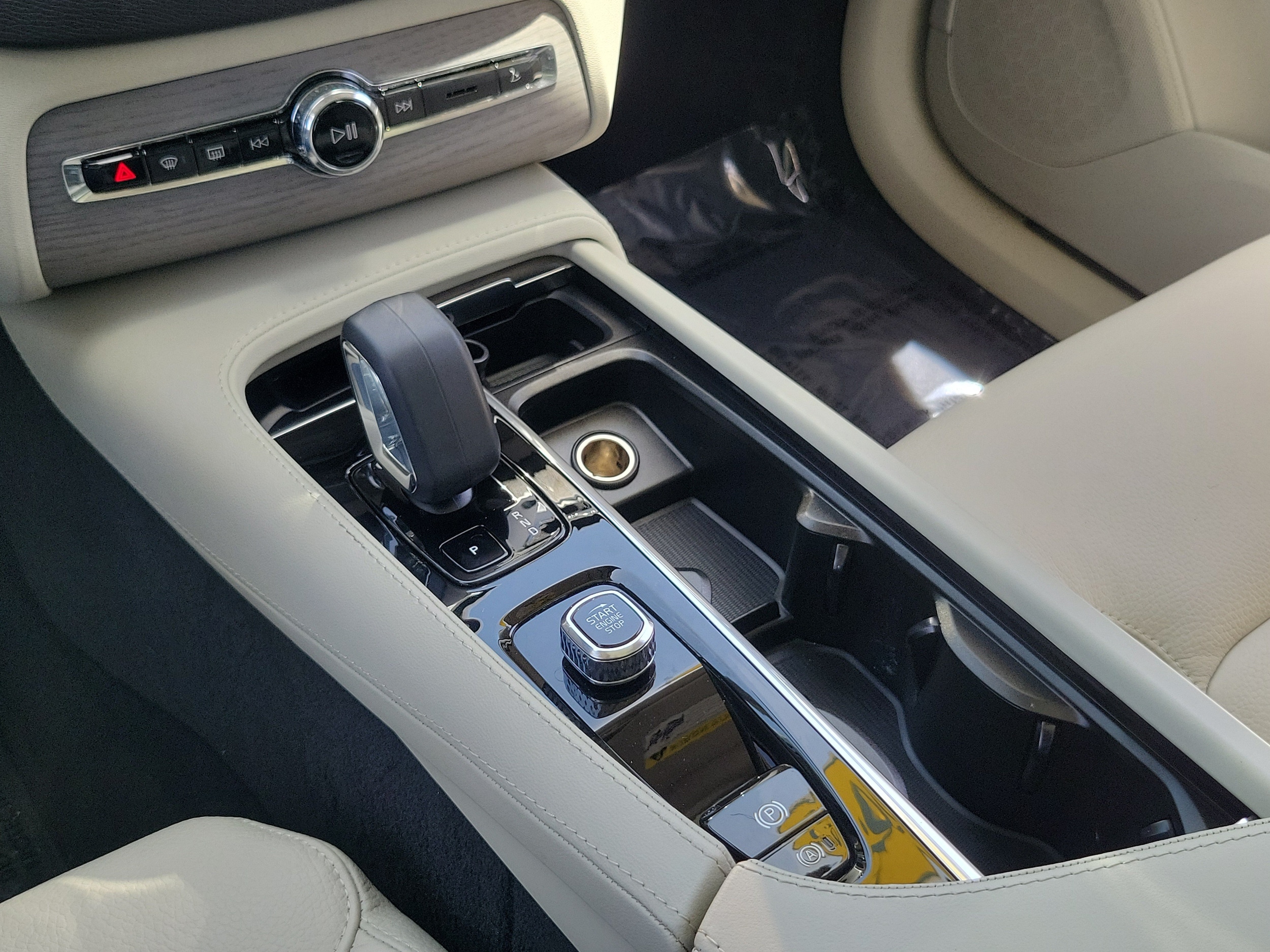 2025 Volvo XC90 Plus - Photo 31