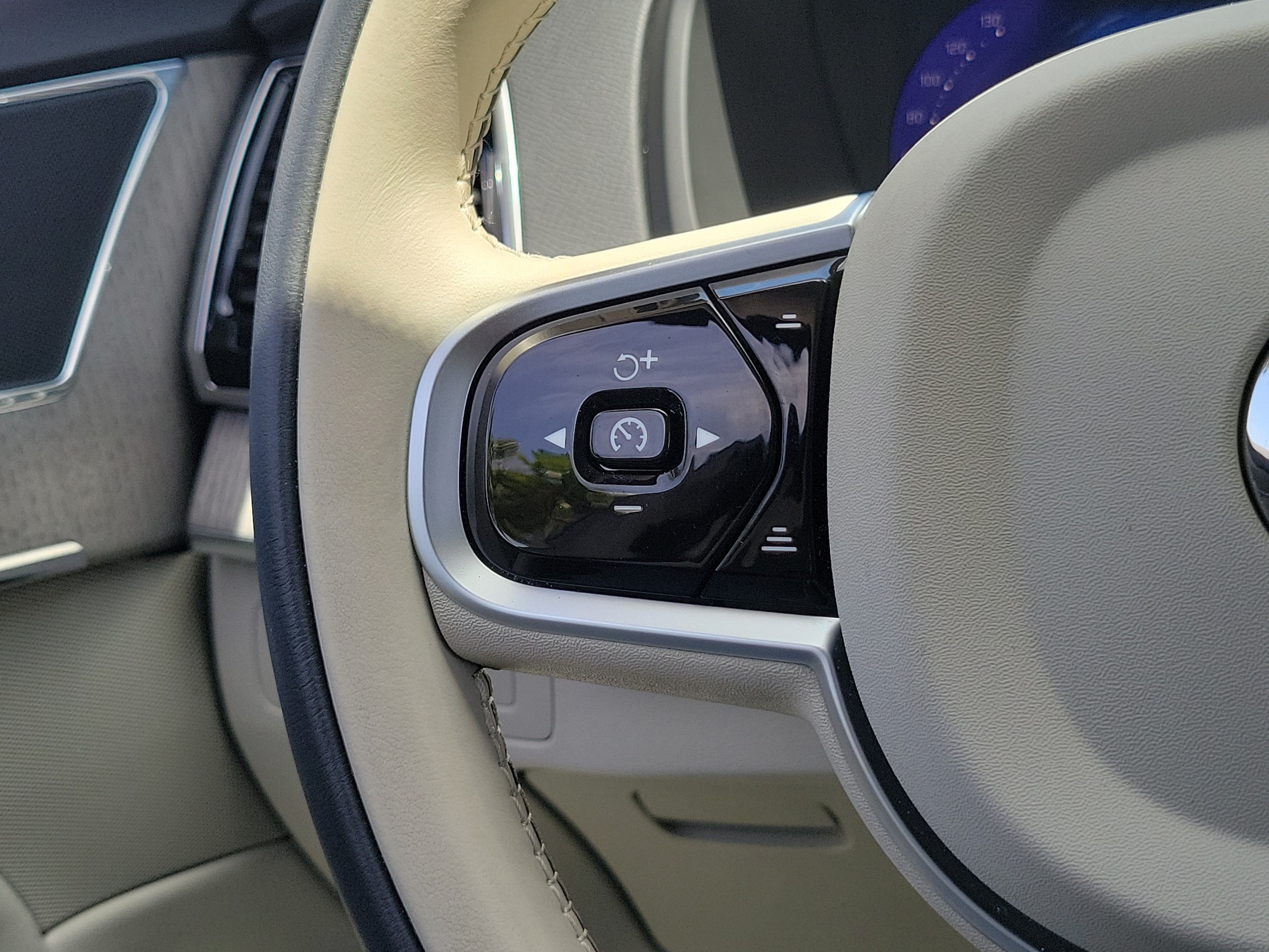 2025 Volvo XC90 Plus - Photo 25
