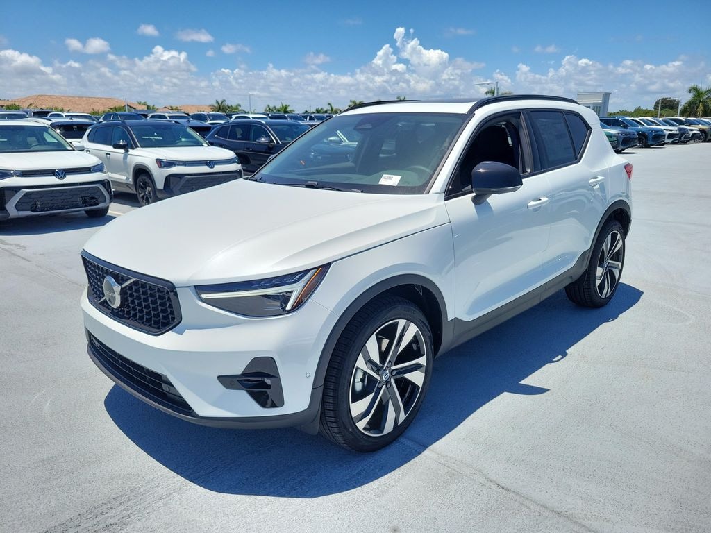 New 2026 Volvo XC40 B5 Plus SUV