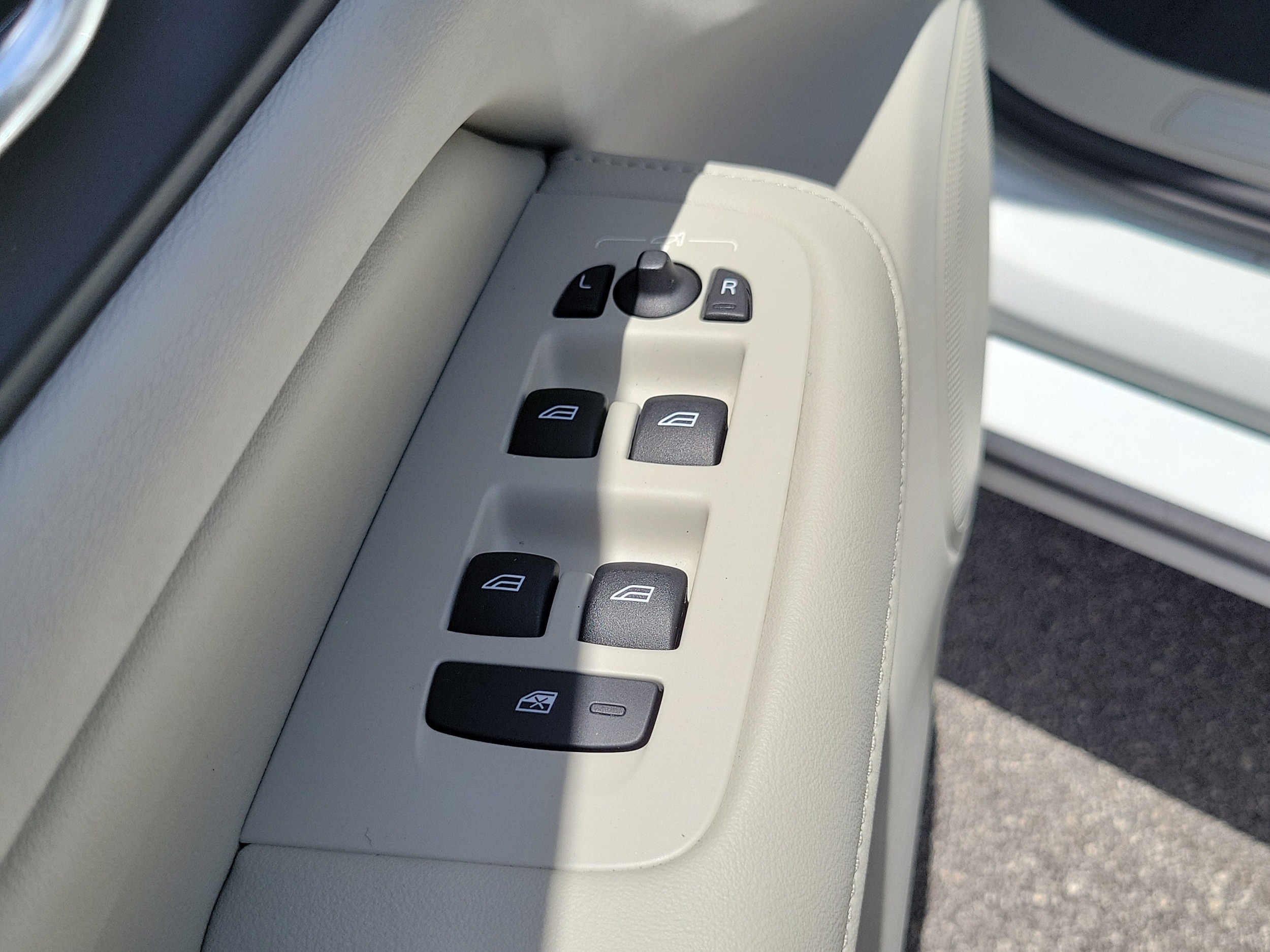 2024 Volvo S60 Core - Photo 17