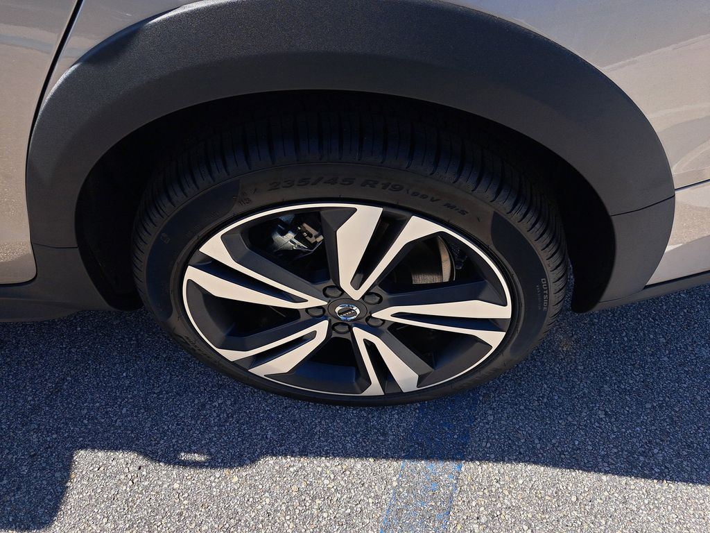 2026 Volvo V60 Cross Country Plus - Photo 9