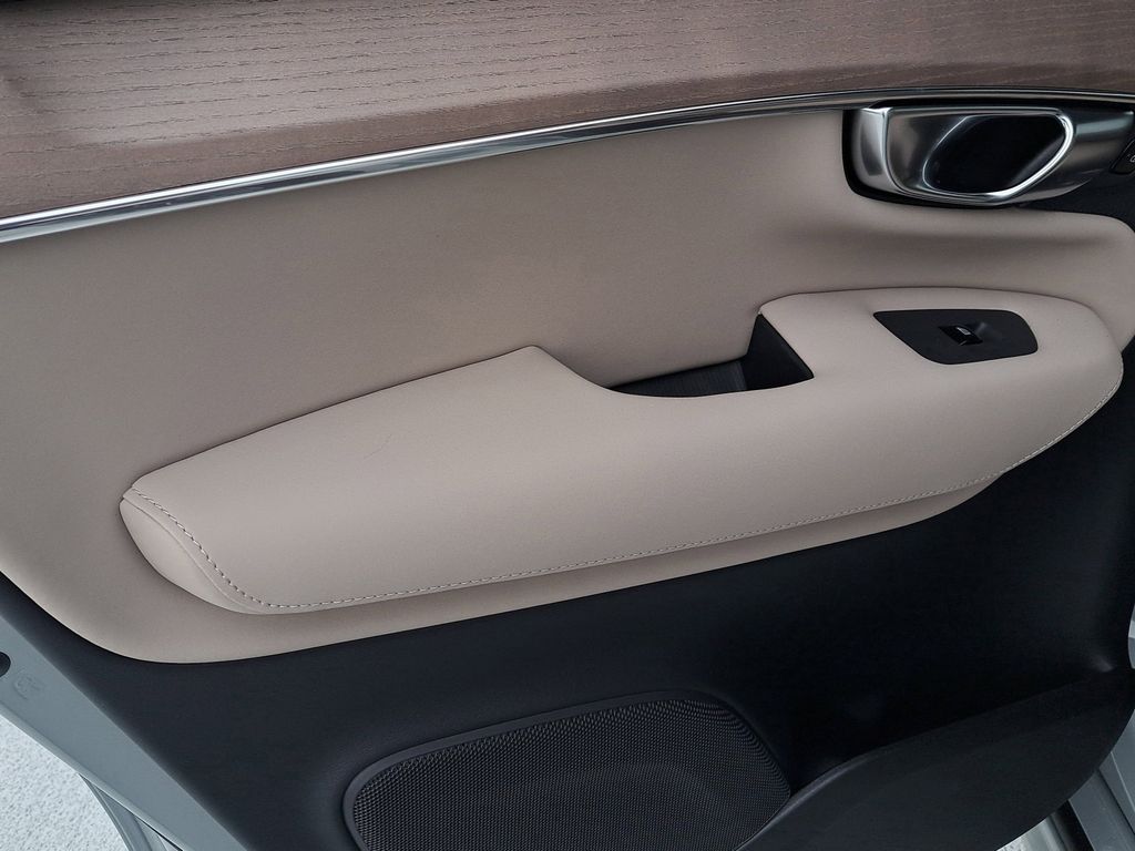 2026 Volvo XC90 Plus - Photo 10