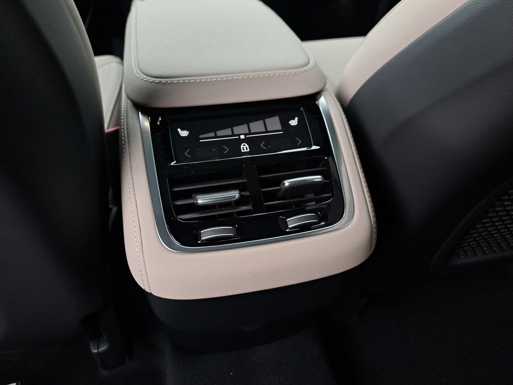 2026 Volvo XC90 Plus - Photo 15