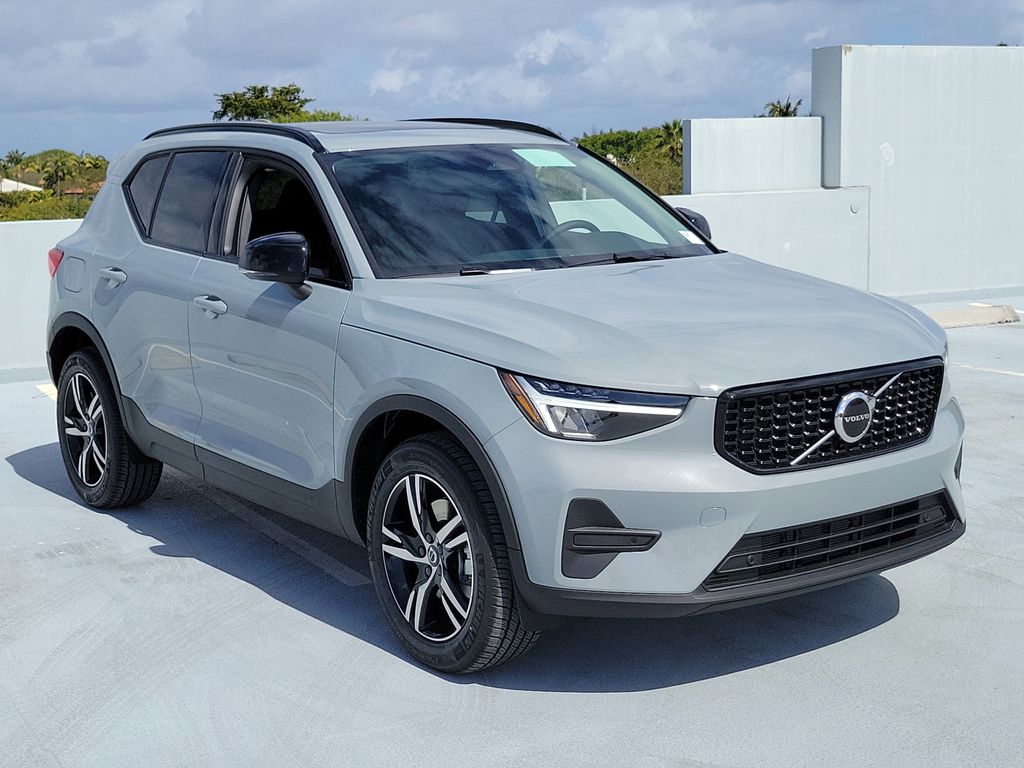 2026 Volvo XC40 B5 Core Dark AWD's photo