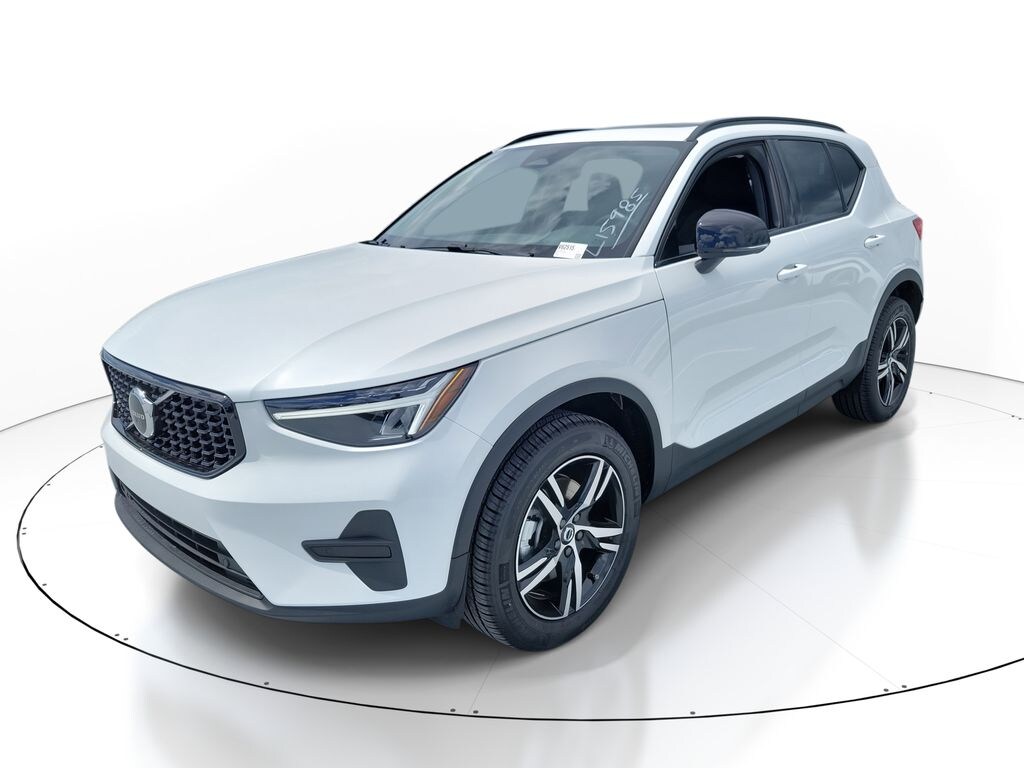 New 2026 Volvo XC40 B5 Core SUV