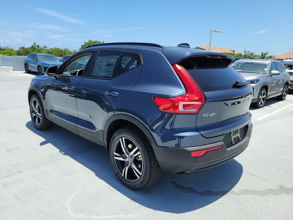 New 2026 Volvo XC40 B5 Core SUV
