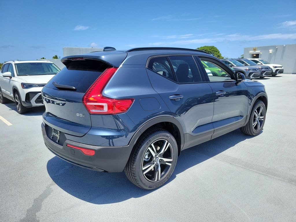 New 2026 Volvo XC40 B5 Core SUV