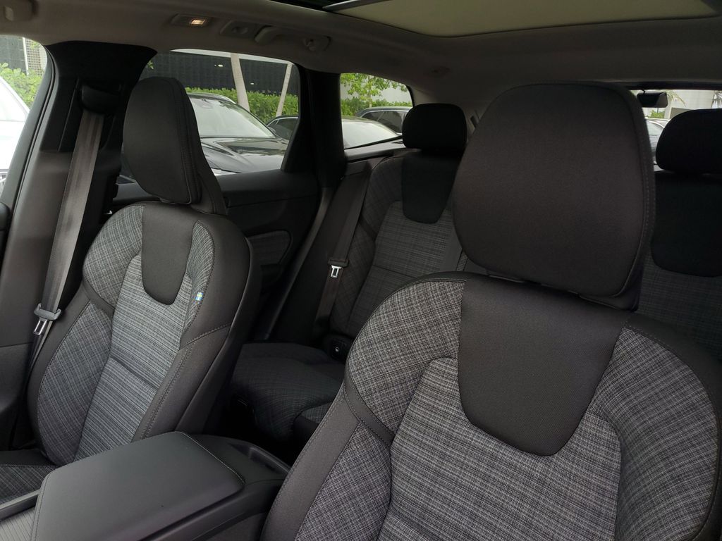 2025 Volvo XC60 Core - Photo 23