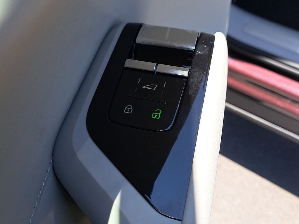 2025 Volvo EX90 Ultra - Photo 18