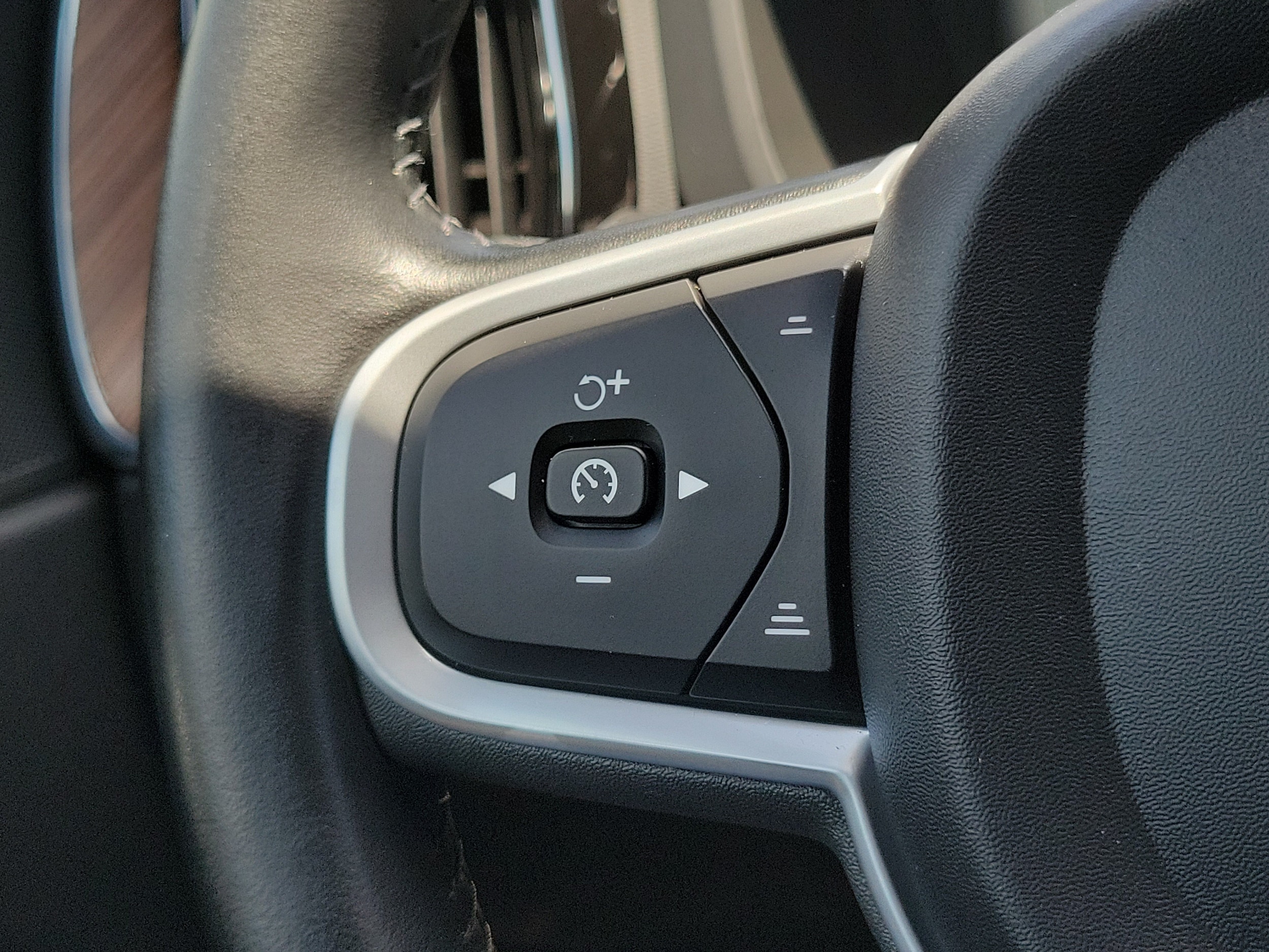 2021 Volvo XC60 Momentum - Photo 24