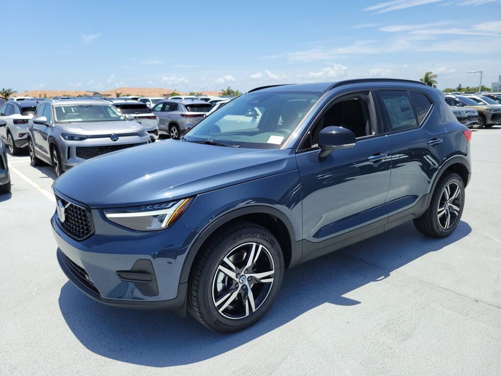 New 2026 Volvo XC40 B5 Core SUV