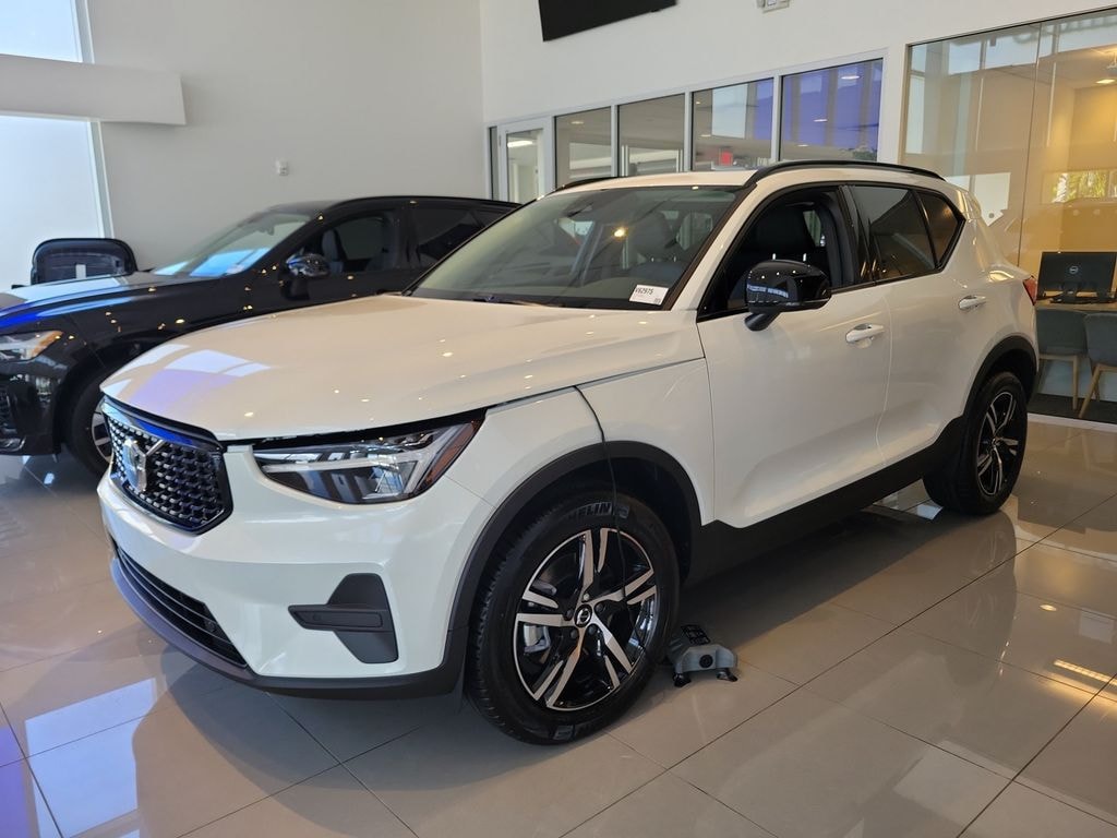 New 2026 Volvo XC40 B5 Core SUV