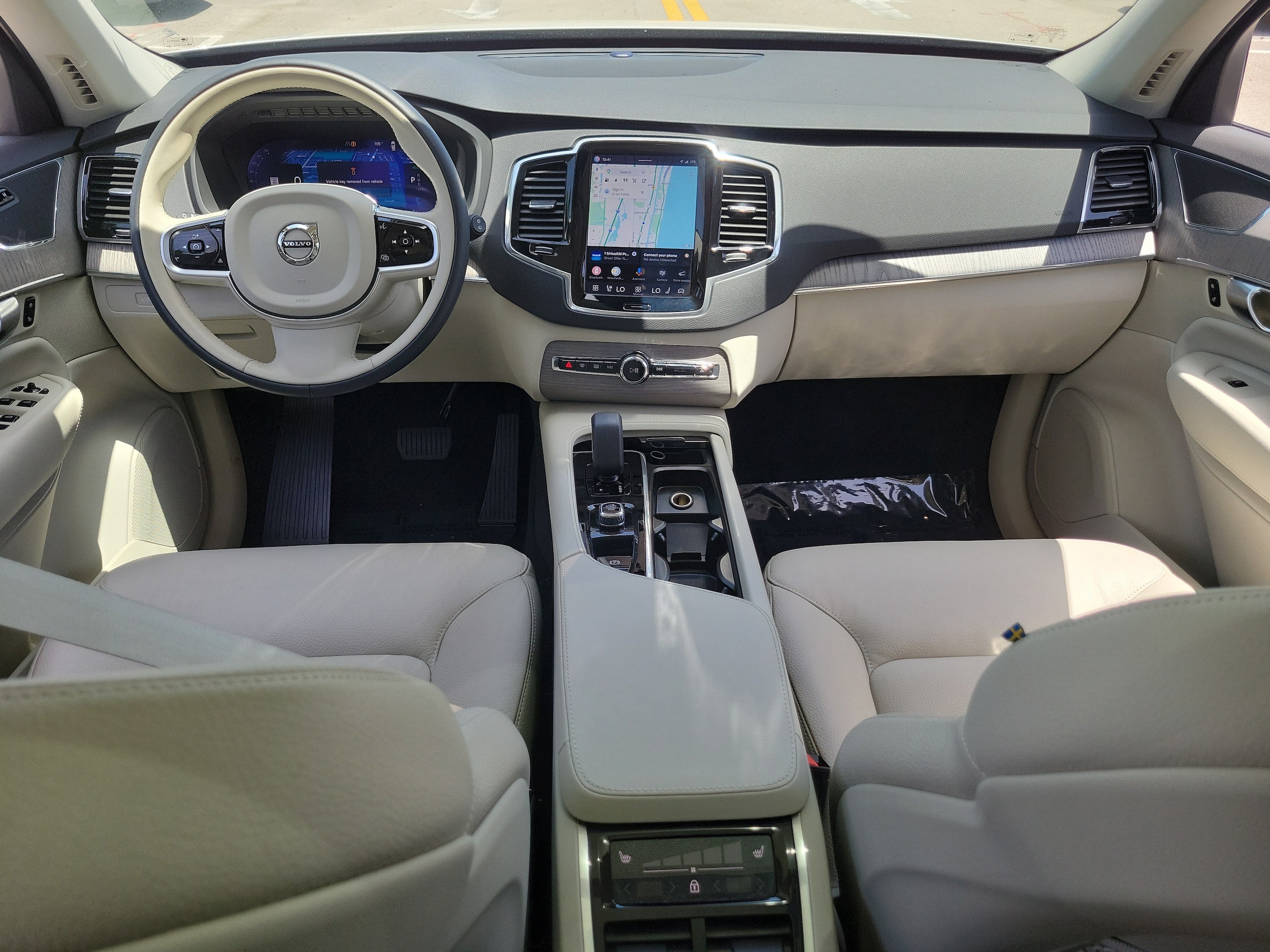 2025 Volvo XC90 Plus - Photo 16