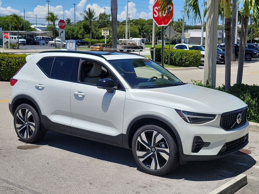 New 2026 Volvo XC40 B5 Ultra SUV