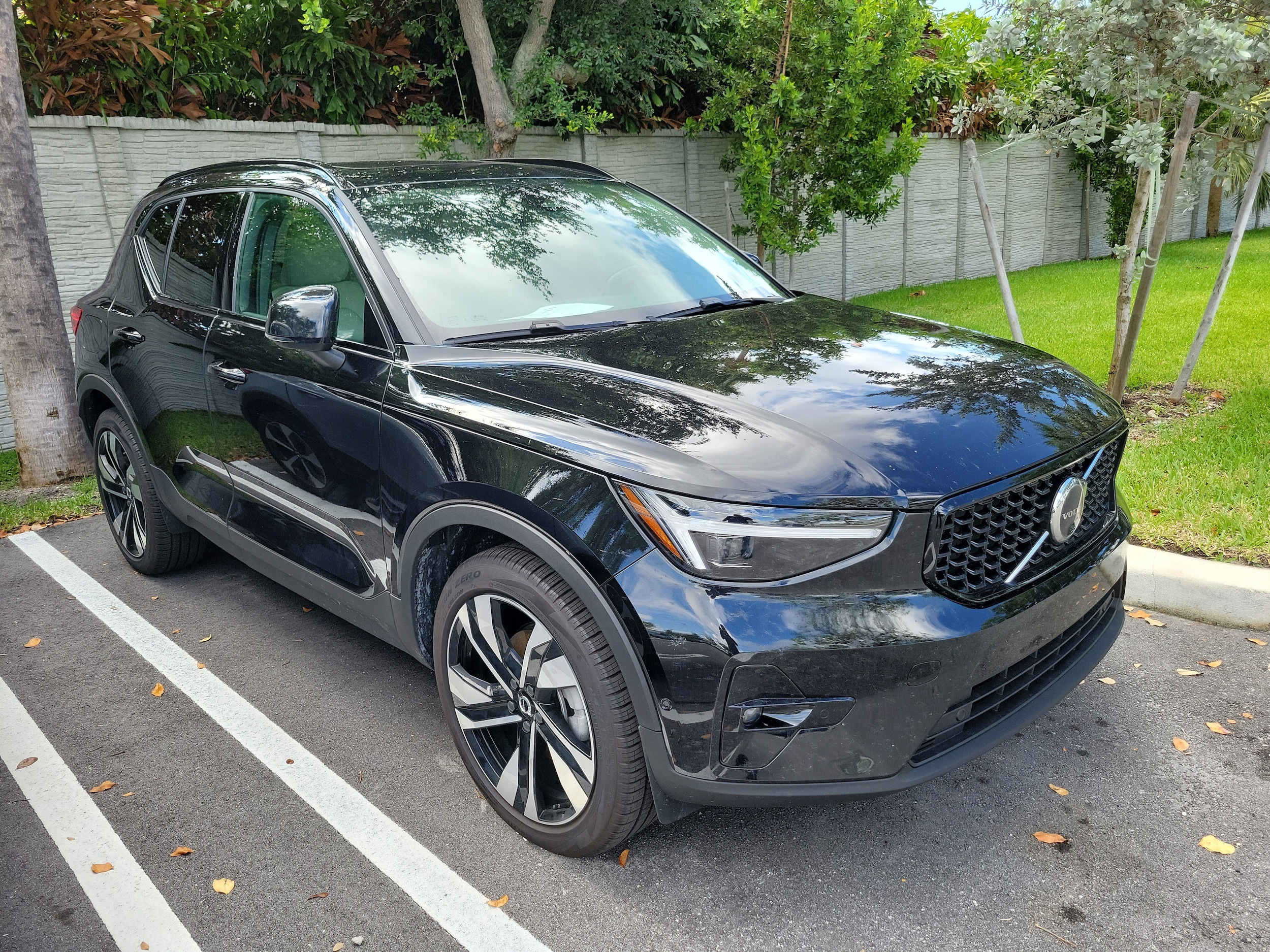 2024 Volvo XC40 B5 Ultimate Dark AWD's photo