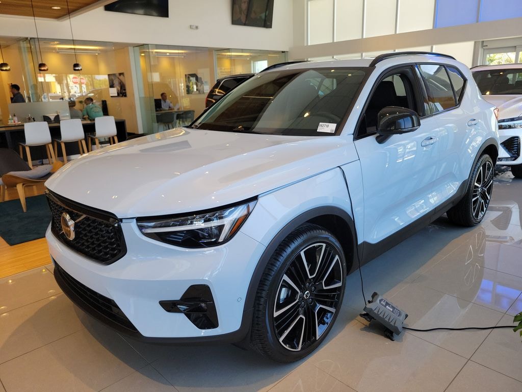 New 2026 Volvo XC40 B5 Ultra SUV