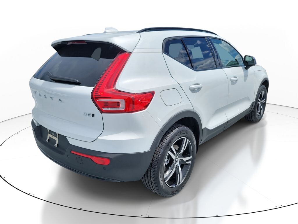 New 2026 Volvo XC40 B5 Core SUV